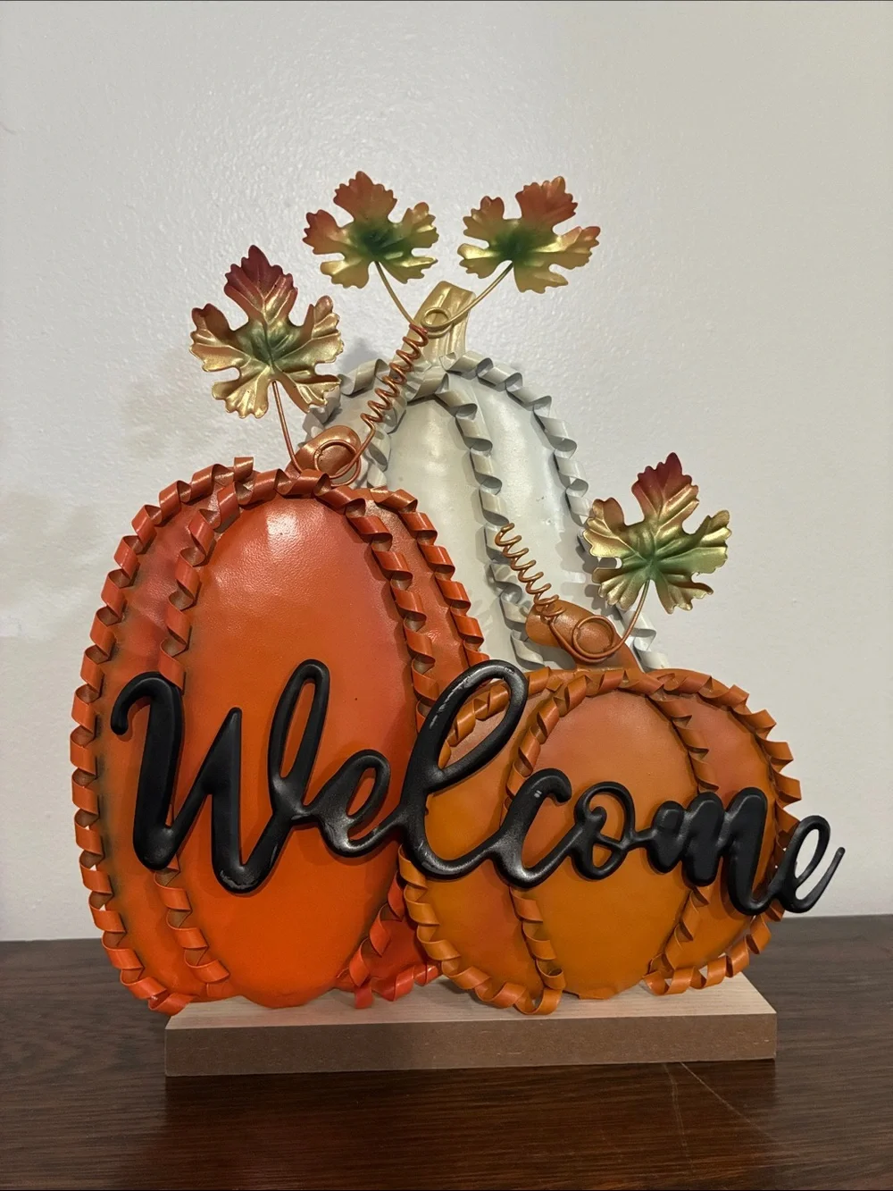 NWT- Beautiful Metal Fall Pumpkins Trio Welcome Decoration Sign w/ Wood Base 🍁